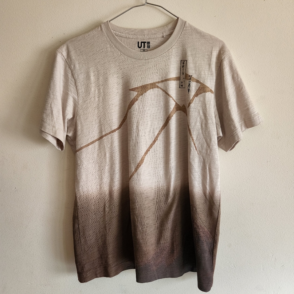 Uniqlo sand colored tee shirt, size xS